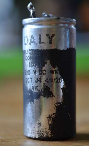 A Daly 100uf capacitor from a black panel Vox AC100