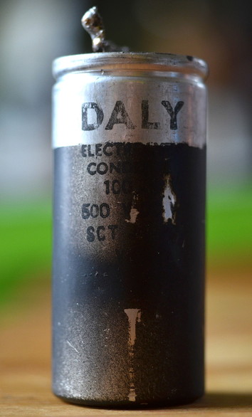 A Daly 100uf capacitor from a black panel Vox AC100